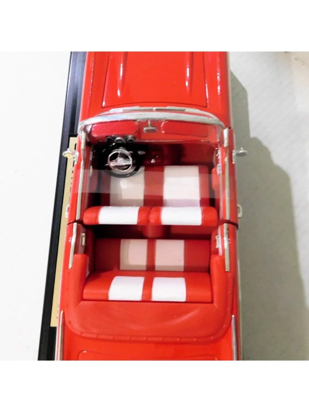 1957 Chevrolet Bel Air 1:18 Die-Cast Model Red Convertible Road Tough